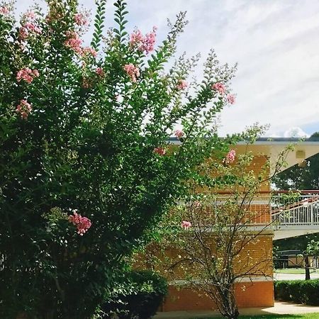 Milan Inn & Suites Екстер'єр фото