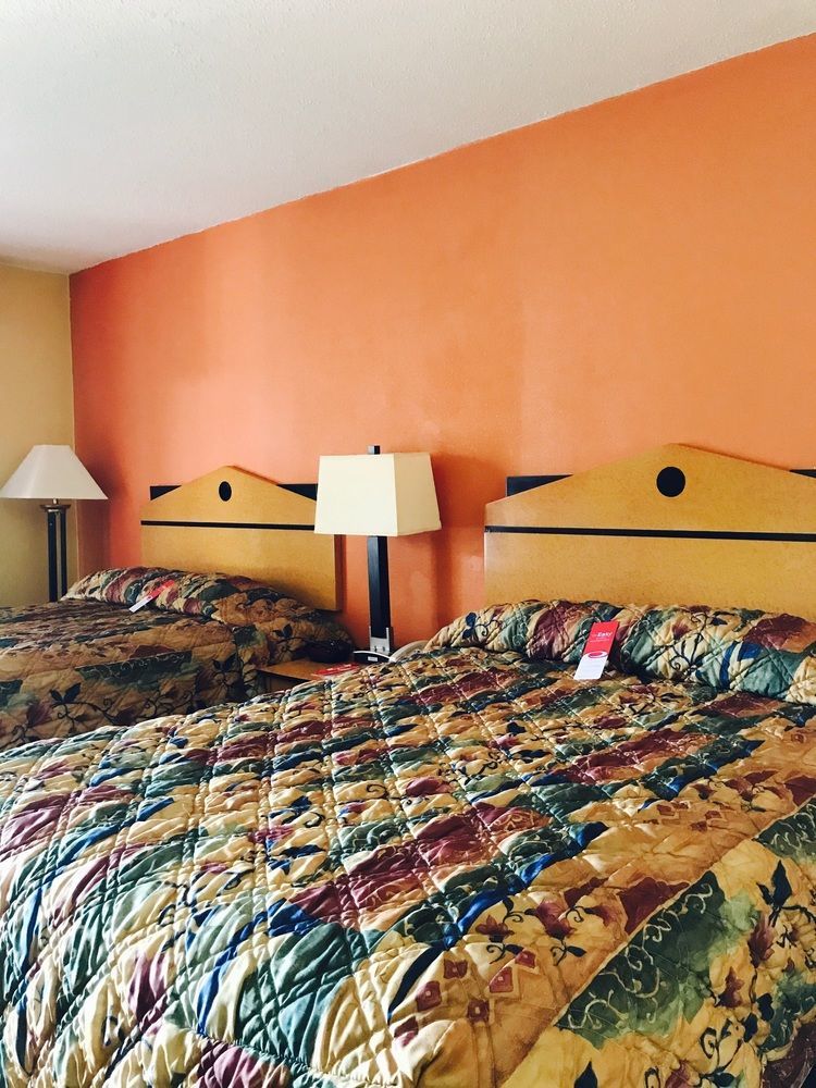 Milan Inn & Suites Екстер'єр фото