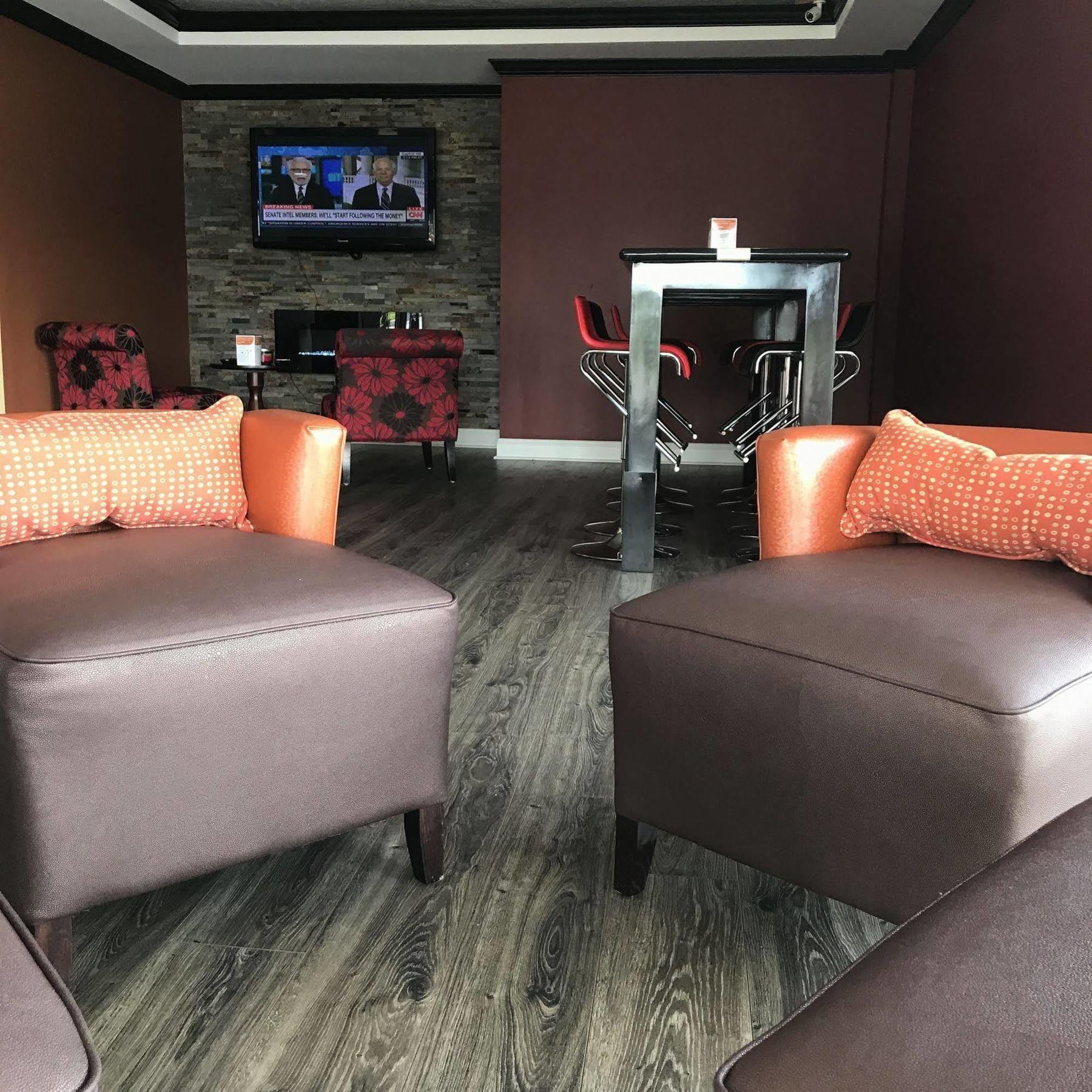 Milan Inn & Suites Екстер'єр фото
