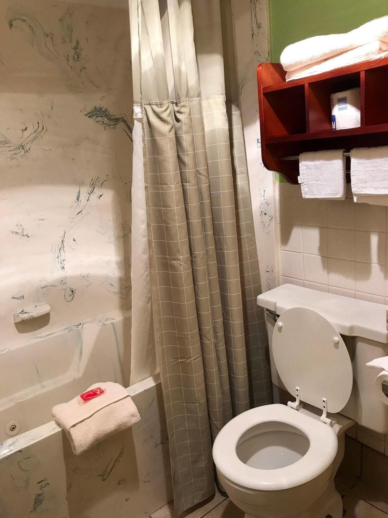 Milan Inn & Suites Екстер'єр фото
