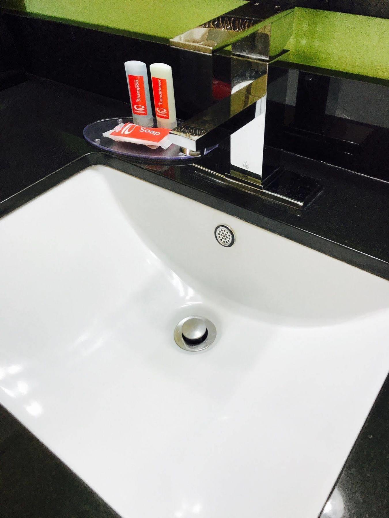 Milan Inn & Suites Екстер'єр фото