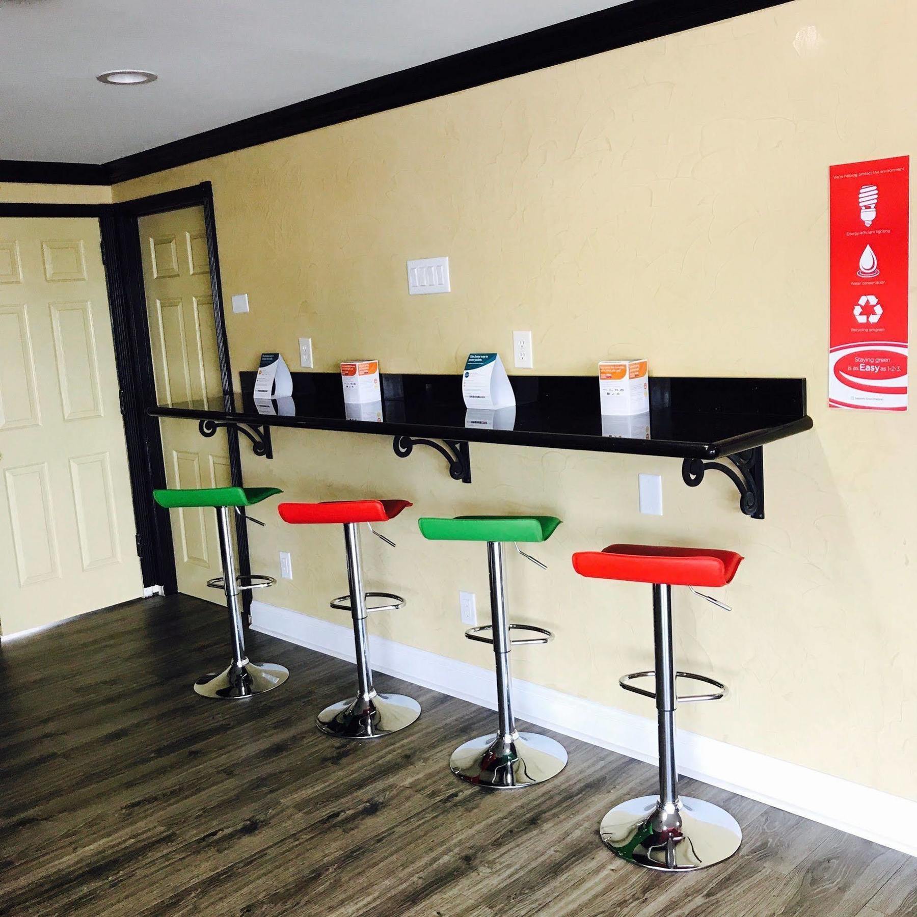 Milan Inn & Suites Екстер'єр фото