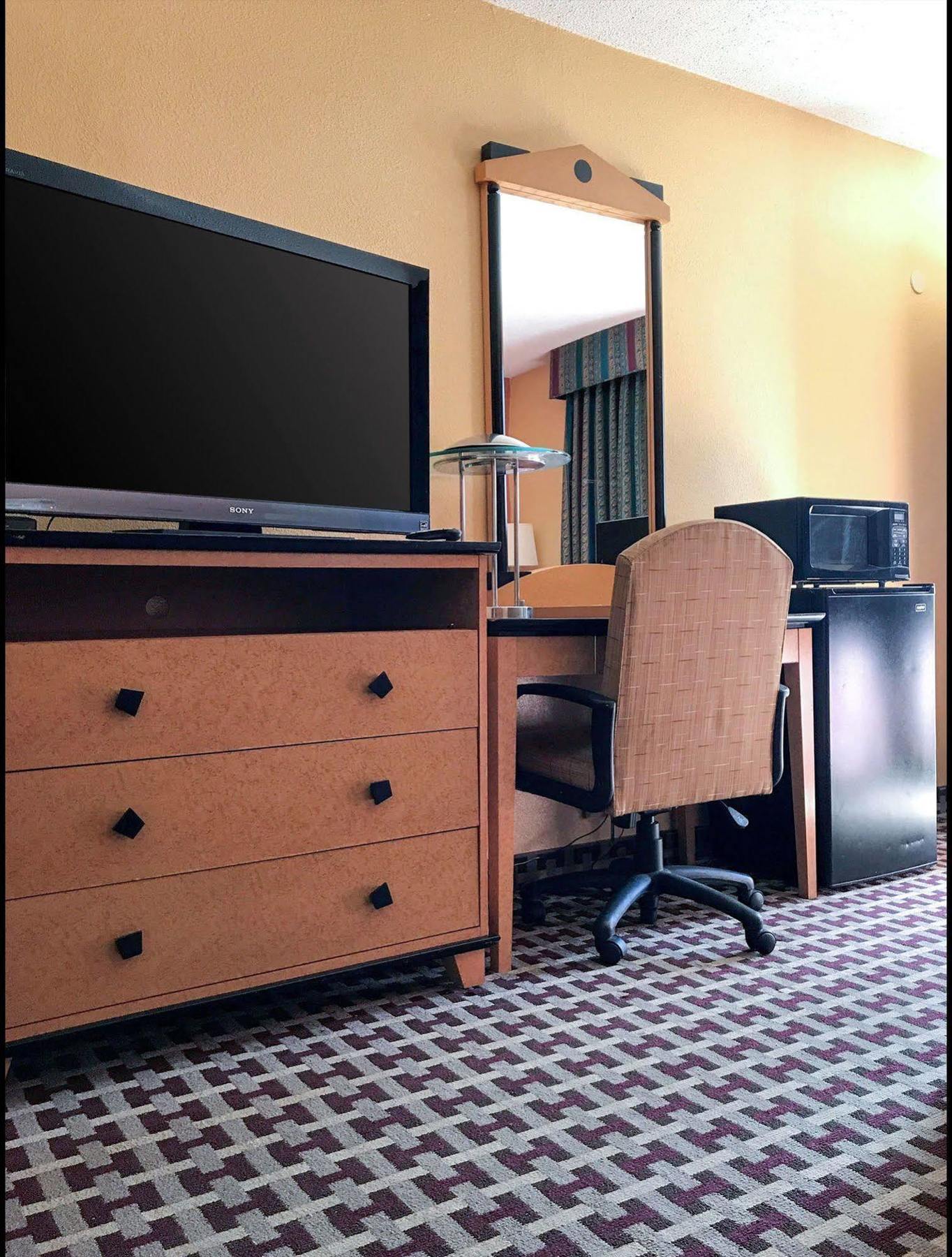 Milan Inn & Suites Екстер'єр фото