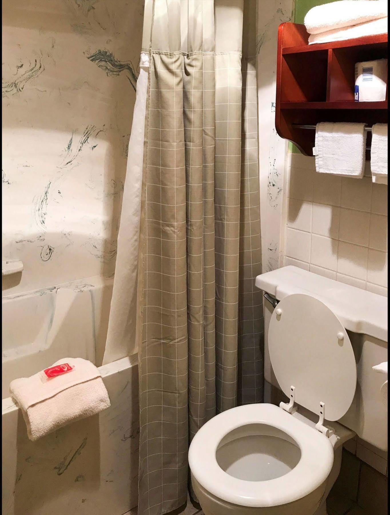 Milan Inn & Suites Екстер'єр фото