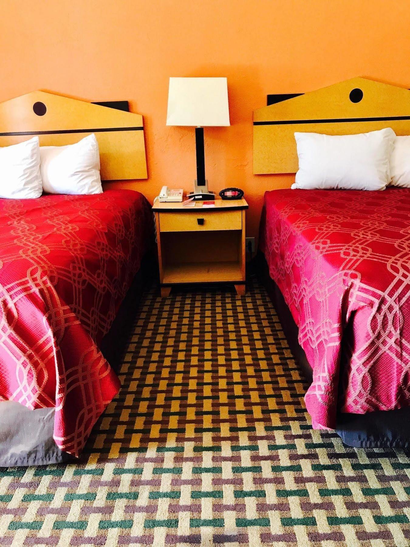 Milan Inn & Suites Екстер'єр фото