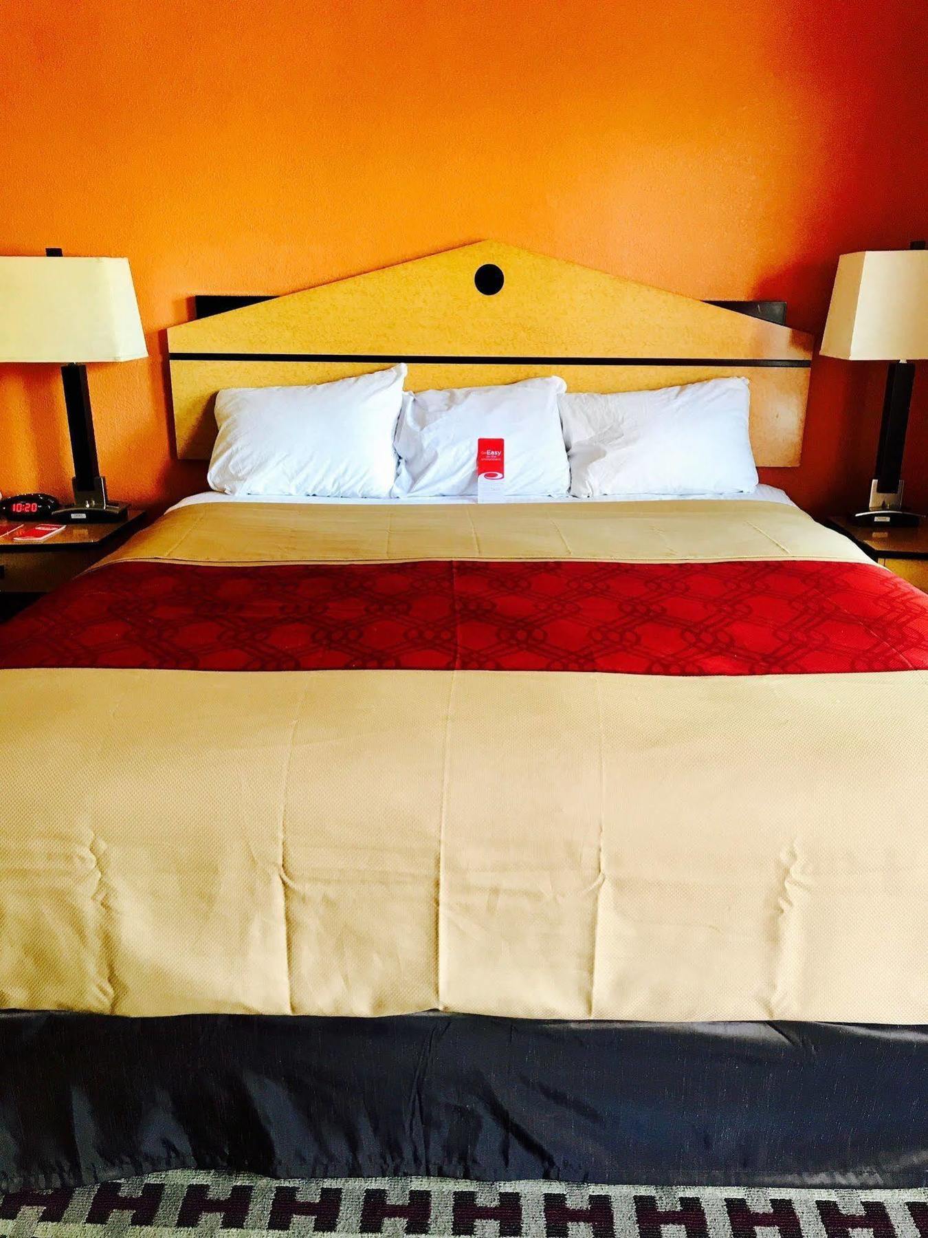 Milan Inn & Suites Екстер'єр фото