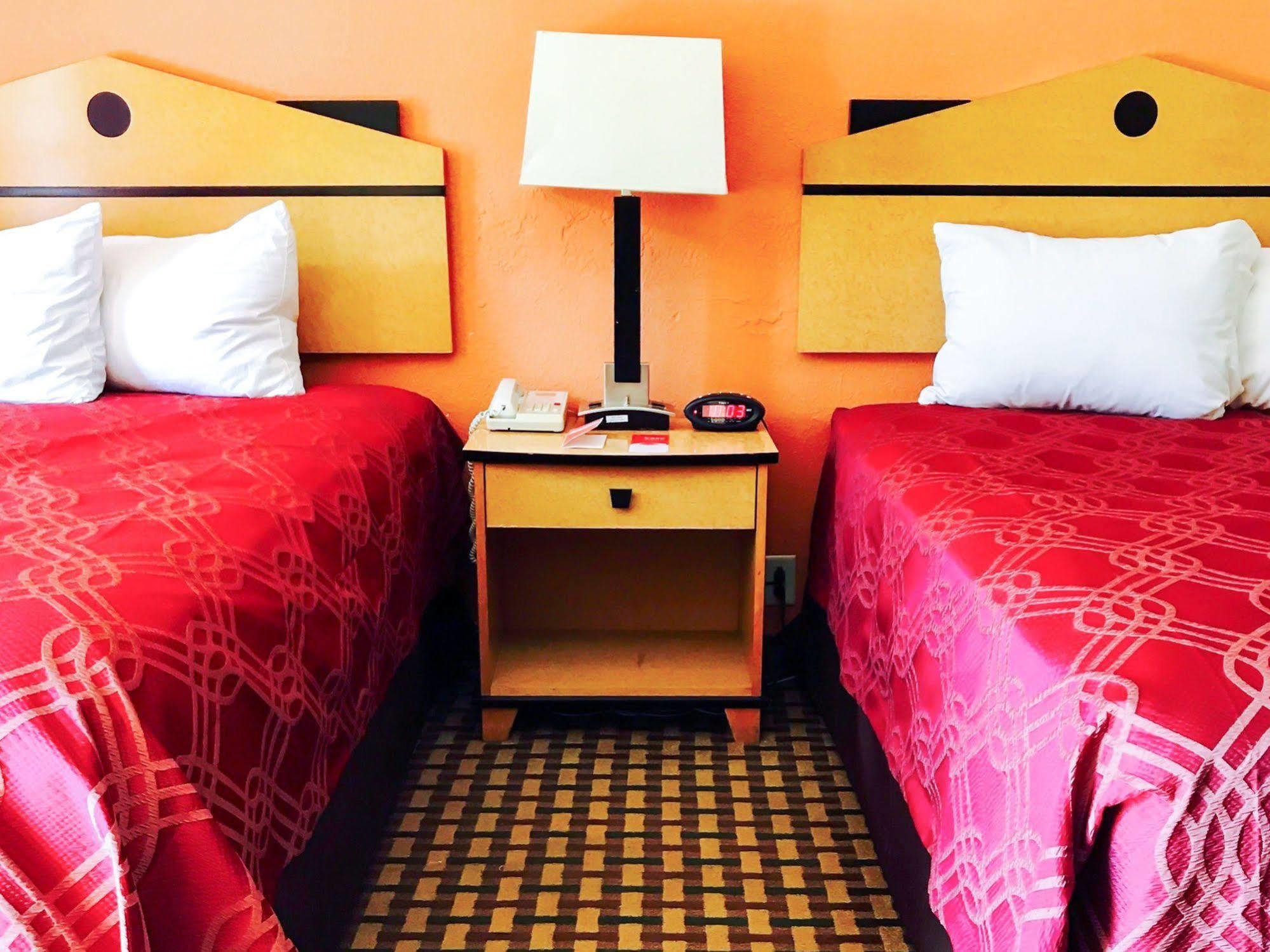Milan Inn & Suites Екстер'єр фото