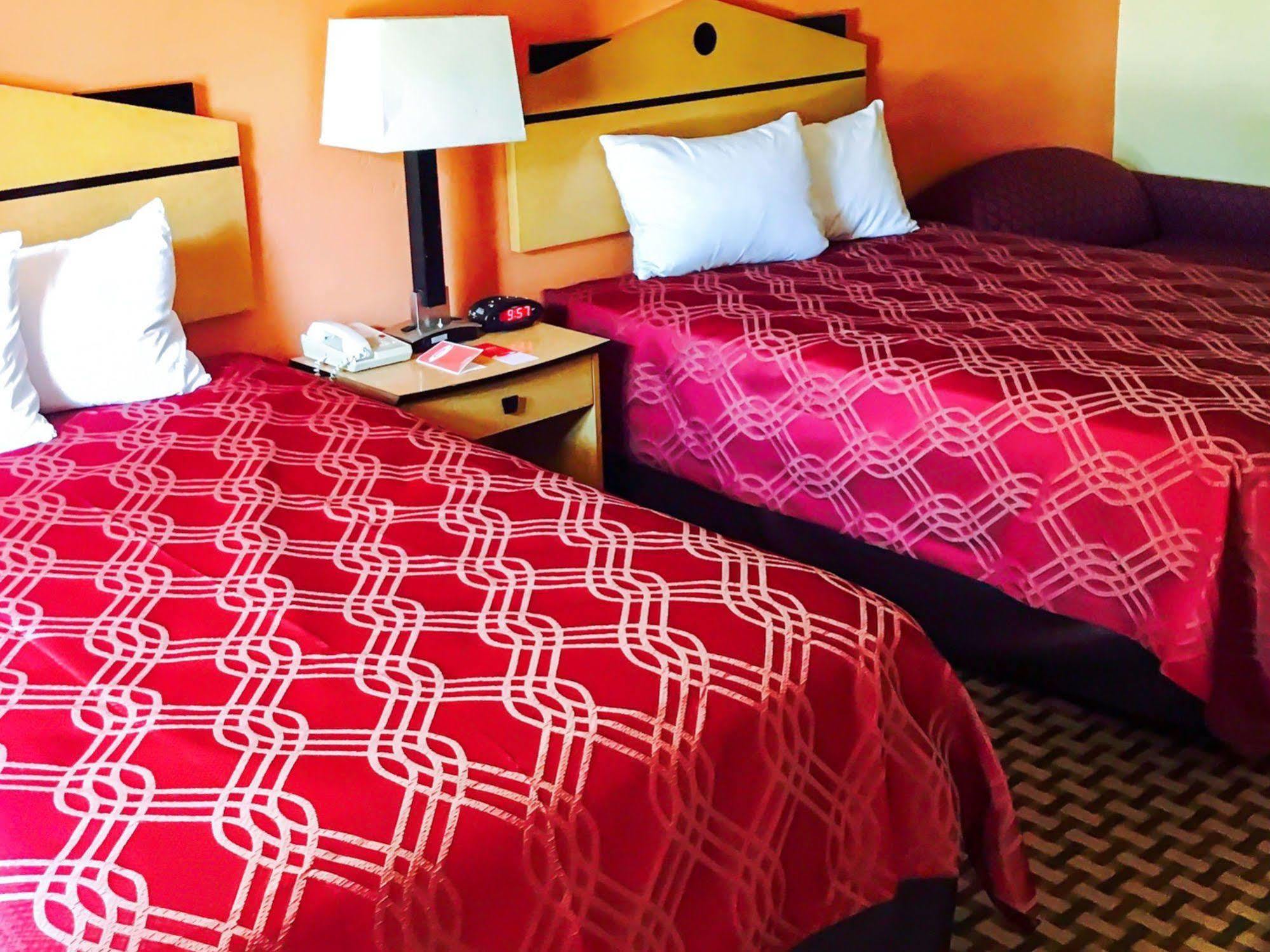 Milan Inn & Suites Екстер'єр фото
