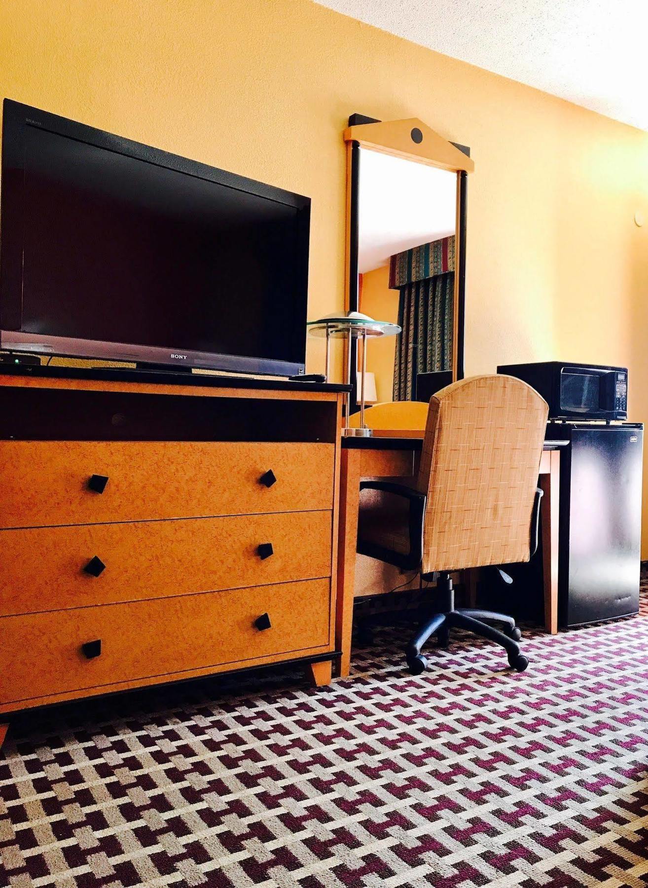 Milan Inn & Suites Екстер'єр фото